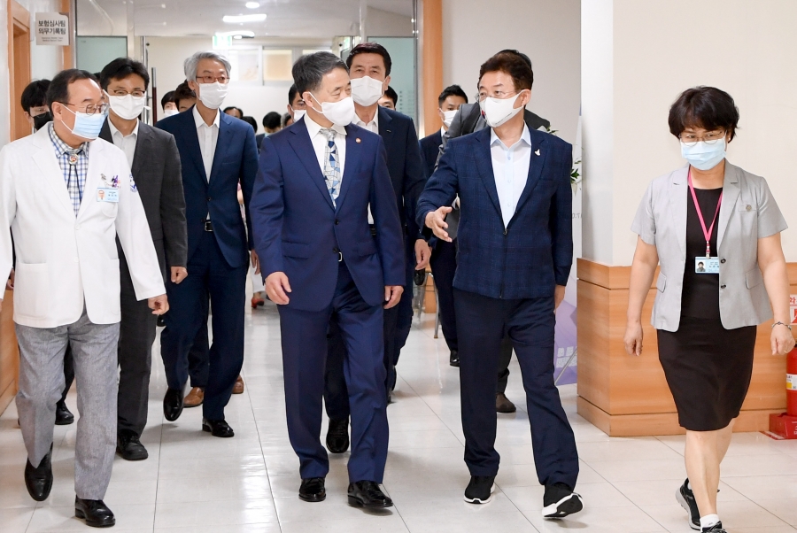 이철우 경북도지사, 박능후 보건복지부장관에 포항‧안동 의대신설 건의.jpg