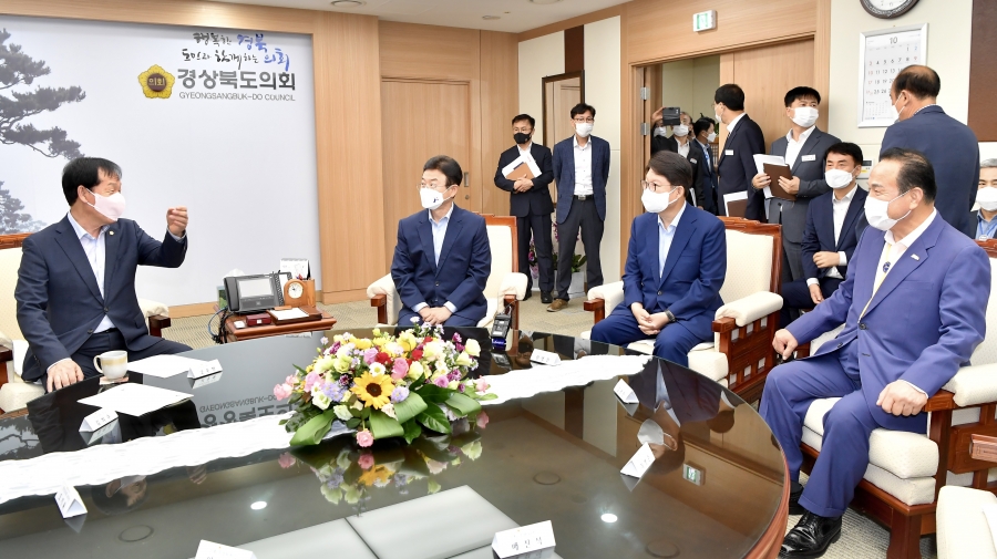 이철우 경북도지사·권영진 대구시장·김영만 군위군수, 경북도의회 찾아 ‘군위군 대구 편입’ 협조 요청.jpg