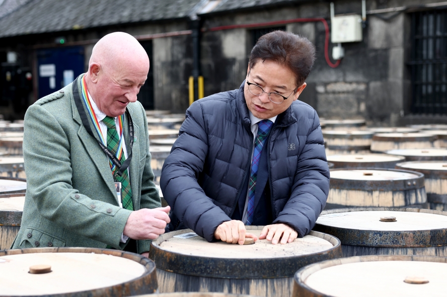 모레이(Moray)카운티 데릭 로스(Derek Ross) 의원과 위스키산업대화(Glen Moray).jpg