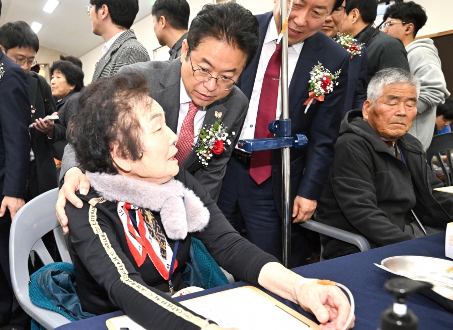 경북도, 2025년 ‘농촌 왕진버스’ 발대식-(이철우 경북도지사 현장 격려).jpg