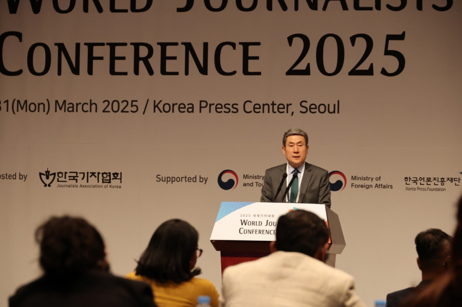 이강덕 포항시장, ‘포항, 산업도시에서 환경도시로의 대전환’ 주제로 세계기자대회 특강.jpg