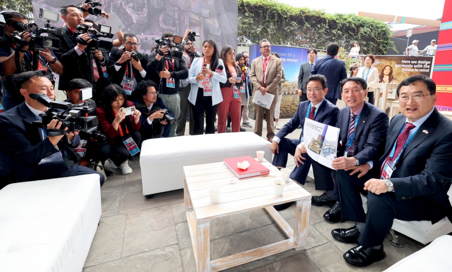 APEC 페루 현지 외신기자 홍보-(에이펙 미디어센터 내).jpg