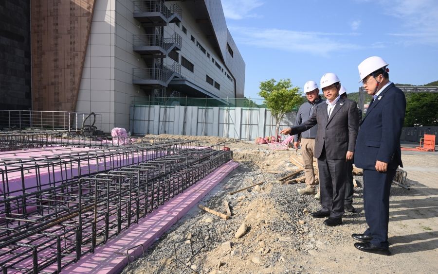 APEC 현장점검 미디어센터-(이철우 경북도지사, 주낙영 경주시장).jpg