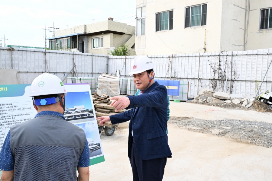 배낙호 김천시장, ‘김천돌봄문화센터’ 현장 점검.jpg