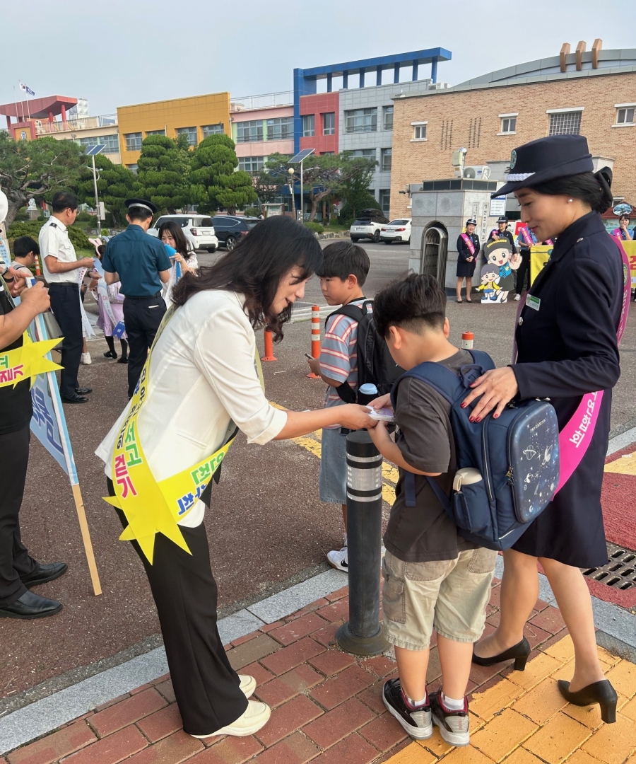 영천교육지원청, ‘안전한 교통문화 정착 및 안전한 통학로 만들기’ 위한 교통안전 캠페인 실시.jpg