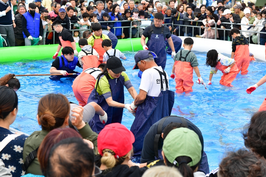 울진군 2024 죽변항 수산물축제 맨손 활어잡기.JPG