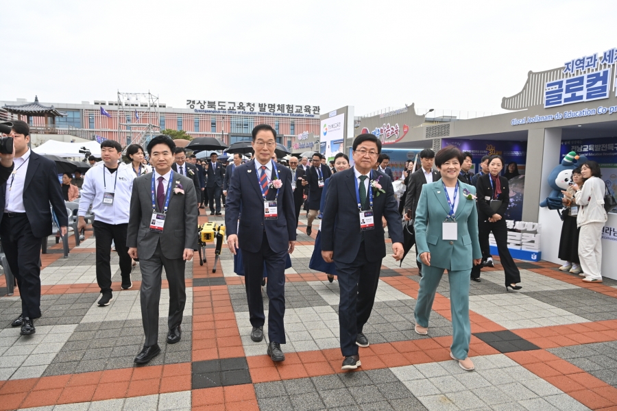 좌측부터 김대중 전남교육감, 임종식 경북교육감, 최교진 교육부장관, 강은희 대구교육감.jpg
