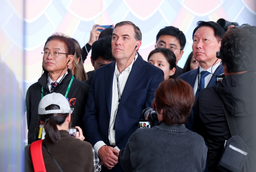 이철우 경북도지사, 최태원 대한상공회의소 회장과 APEC 경제전시장 방문.jpg