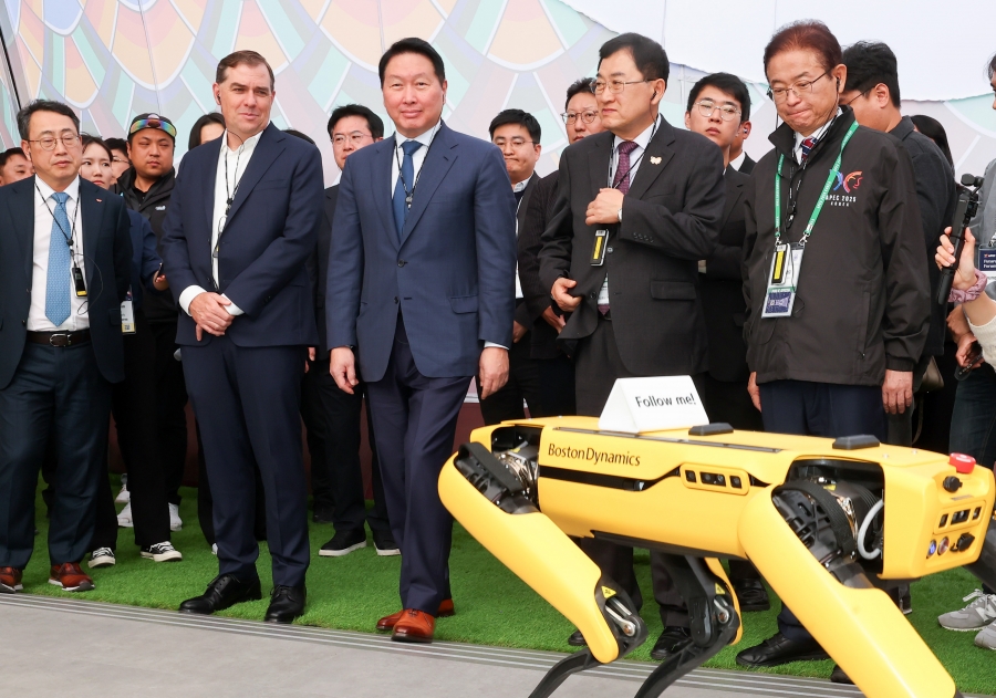 이철우 경북도지사, 최태원 대한상공회의소 회장과 APEC 경제전시장 방문.jpg