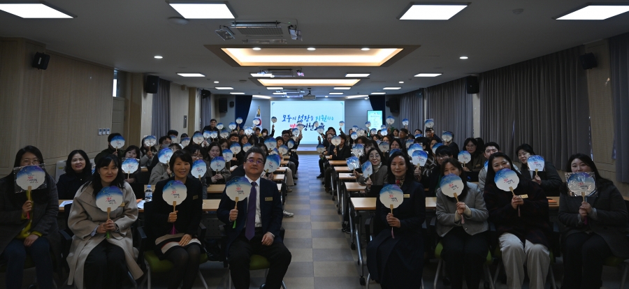 영천교육지원청, ‘2026 영천교육계획’ 기념부채 펼치며 힘찬 출발-(단체사진).JPG